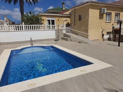 Chalet en venta en Los Balcones, Alicante