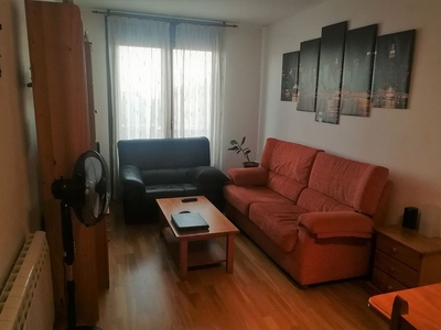 Piso en venta en Íscar de 2 habitaciones con garaje y muebles