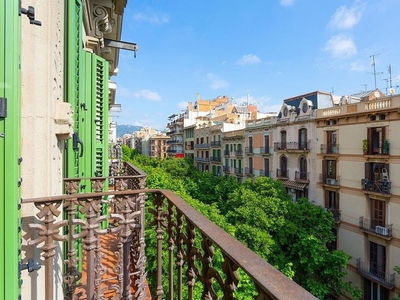 Piso en venta en L'Antiga Esquerra de l'Eixample de 3 habitaciones con balcón y aire acondicionado