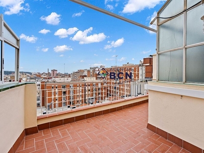Venta de ático en avenida Madrid de 4 habitaciones con terraza y aire acondicionado