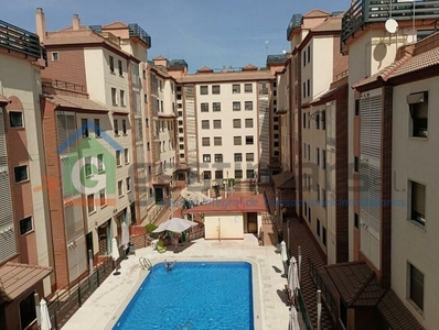 Venta de ático en Zona Centro de 3 habitaciones con terraza y piscina