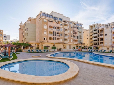 Venta de piso en Centro - Torrevieja de 3 habitaciones con terraza y piscina