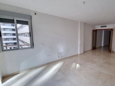 Venta de piso en ronda De Los Tejares de 3 habitaciones con terraza y garaje