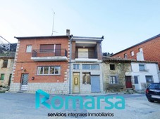 Venta Casa adosada en Calle Mayor Herradón de Pinares. A reformar con terraza 194 m²