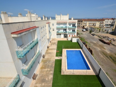 Piso de 2 dormitorios, solárium privado, plaza de parking y piscina comunitaria en Deltebre