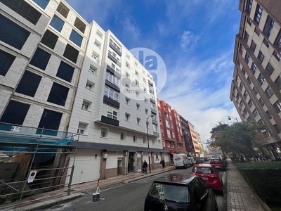 Piso en alquiler en Centro - Burgos de 3 habitaciones con muebles y balcón
