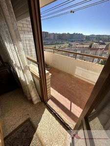 Piso en venta en Reyes Católicos - Paseo San Antonio de 4 habitaciones con terraza y balcón