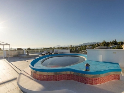 Venta de ático en Cabo Pino - Reserva de Marbella de 4 habitaciones con terraza y piscina
