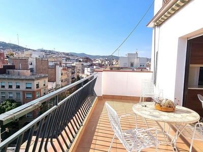 Venta de ático en Navas de 2 habitaciones con terraza y aire acondicionado