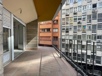 Venta de piso en Centro - Alicante de 4 habitaciones con terraza y balcón