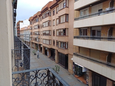 Venta de piso en Centro - Palencia de 3 habitaciones con garaje y calefacción