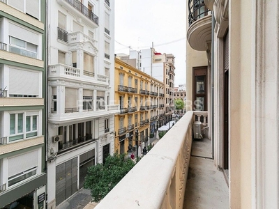 Venta de piso en Sant Francesc de 6 habitaciones con terraza y balcón