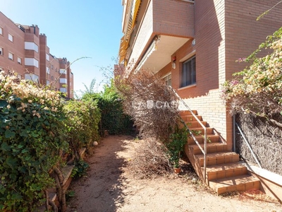 Piso con 3 habitaciones con ascensor, parking, piscina, calefacción y aire acondicionado en Castelldefels