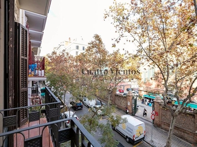 Piso con balcón en la calle amigó, en venta en Barcelona