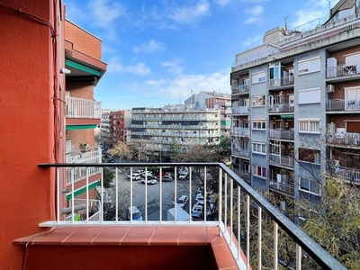 Piso con balcón y luz, un piso muy tranquilo en Navas Barcelona