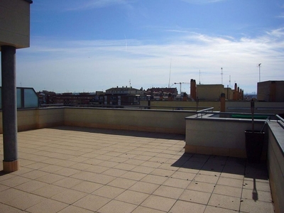 Alquiler de ático en avenida De València de 2 habitaciones con terraza y garaje