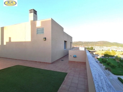 Alquiler de ático en Nuevo Cáceres de 3 habitaciones con terraza y garaje