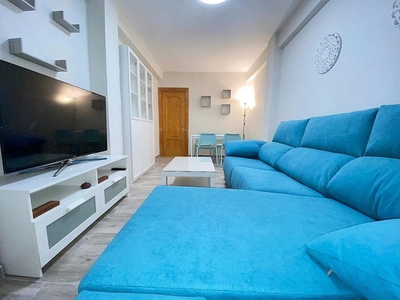 Alquiler de piso en Centro - Almería de 3 habitaciones con muebles y aire acondicionado