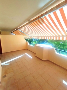 Alquiler de piso en San Antonio - Las Arenas de 1 habitación con terraza y piscina