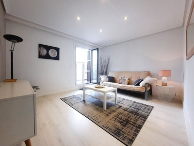 Ático en alquiler en Centro - San Sebastián-Donostia de 2 habitaciones con terraza y muebles
