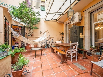 Dúplex en venta en El Gòtic de 5 habitaciones con terraza y balcón