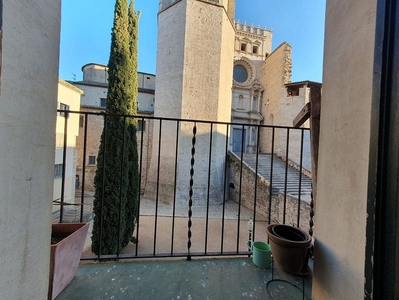 Piso en alquiler en Centre - Girona de 2 habitaciones con muebles y balcón