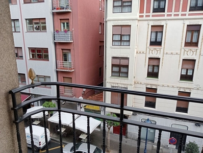 Piso en venta en Portugalete de 3 habitaciones con balcón y calefacción