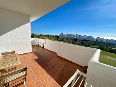 Venta de dúplex en Estepona Oeste - Valle Romano - Bahía Dorada de 3 habitaciones con terraza y piscina