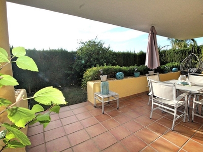 Venta de piso en calle Del Lago Estepona Malaga de 2 habitaciones con terraza y piscina