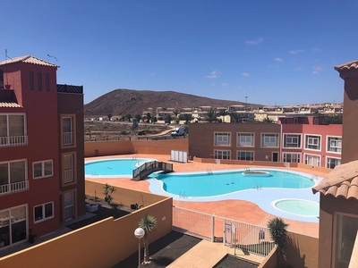Venta de piso en calle Pardelas de 3 habitaciones con terraza y piscina