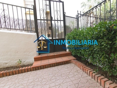 Venta de piso en Fuensanta- Arcángel de 4 habitaciones con terraza y jardín