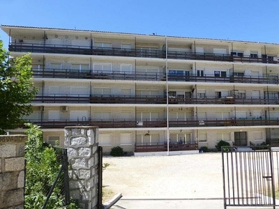 Venta de piso en Santa María del Tiétar de 3 habitaciones con terraza y piscina