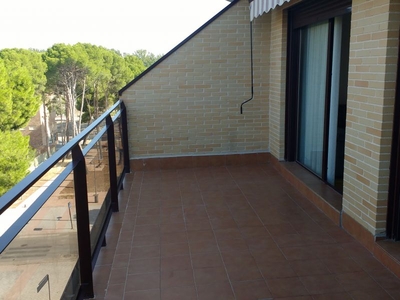 Alquiler de ático con piscina y terraza en Aranjuez, urbanización agfa