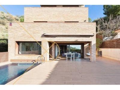 Moderna casa con vistas a Barcelona con piscina