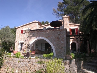 Villa en venta con piscina y vistas al mar en Deiá.