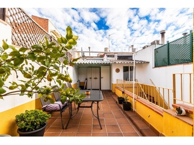 Gran casa de 4 habitaciones con patio, garaje para 2 vehículos y terraza en la Creu de Barberà