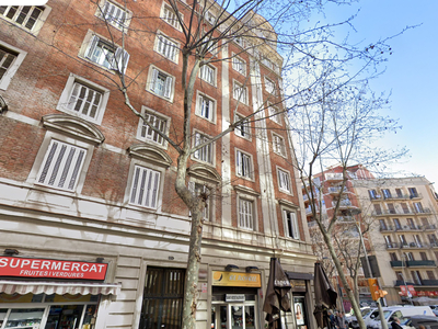 Gran piso de 4 habitaciones con ascensor a dos calles de la Sagrada Familia para actualizar. Venta El Camp d'En Grassot i Gràcia Nova