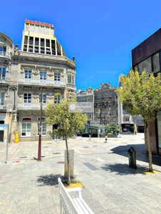 Piso en venta. Experimenta la vida en el centro de Vigo: amplio piso con balcón, garaje, ideal para un estilo de vida exclusivo.