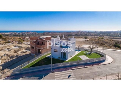 Chalet en venta en Promoción de Villas de Obra Nueva Independientes, Con Piscina Privada y Acabados Modernos