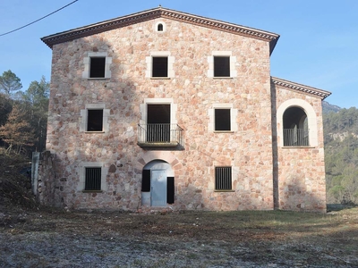 Espectacular Masía Rectoría con orígenes anteriores al siglo XVIII, parcialmente rehabilitada en 2005. Venta Sant Martí de Centelles