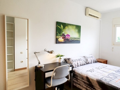 Habitación amueblada en apartamento de 5 dormitorios, Moratalaz, Madrid
