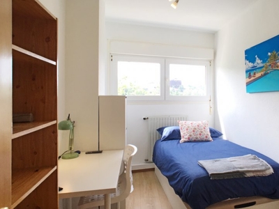 Habitación amueblada en apartamento de 5 dormitorios, Moratalaz, Madrid