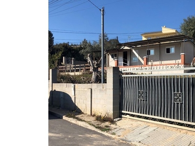 PEQUEÑA CASA PREFABRICADA EN VENTA CON GRAN PARCELA