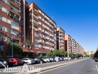 Piso de tres habitaciones Alberche, El Plantinar-El Juncal-Avenida de la Paz, Sevilla