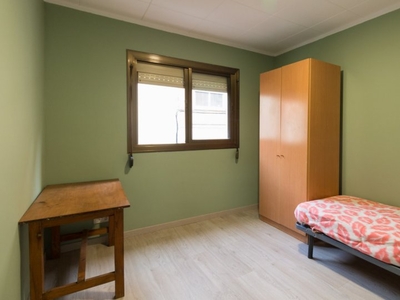 Se alquila habitación en apartamento de 3 dormitorios en Barcelona