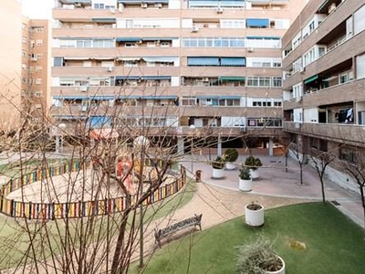 Piso totalmente amueblado, tres habitaciones en residencial con trastero en una de las mejores zonas de Torrejón de Ardoz.