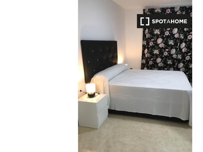 Alquiler de habitaciones en piso de 5 dormitorios en En Corts, Valencia