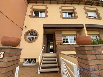 Venta Casa adosada en Calle president irla 13 Santa Cristina d'Aro. Buen estado plaza de aparcamiento con terraza calefacción central 177 m²