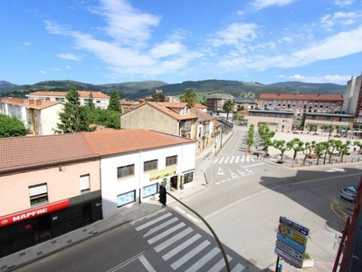 Venta Piso Los Corrales de Buelna. Piso de tres habitaciones en Cantabria 23. A reformar tercera planta con balcón calefacción individual