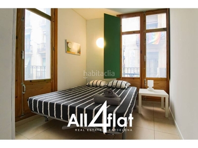 Alquiler piso de 52m2 en ciutat vella. 2 habitaciones dobles 1 baño completo y cocina equipada. amueblado y con balcón. en Barcelona